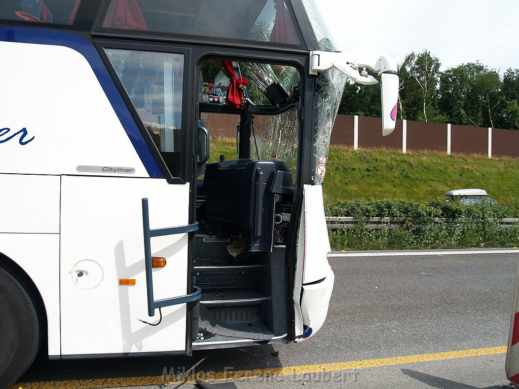 VU Auffahrunfall Reisebus auf LKW A 1 Rich Saarbruecken P44.JPG